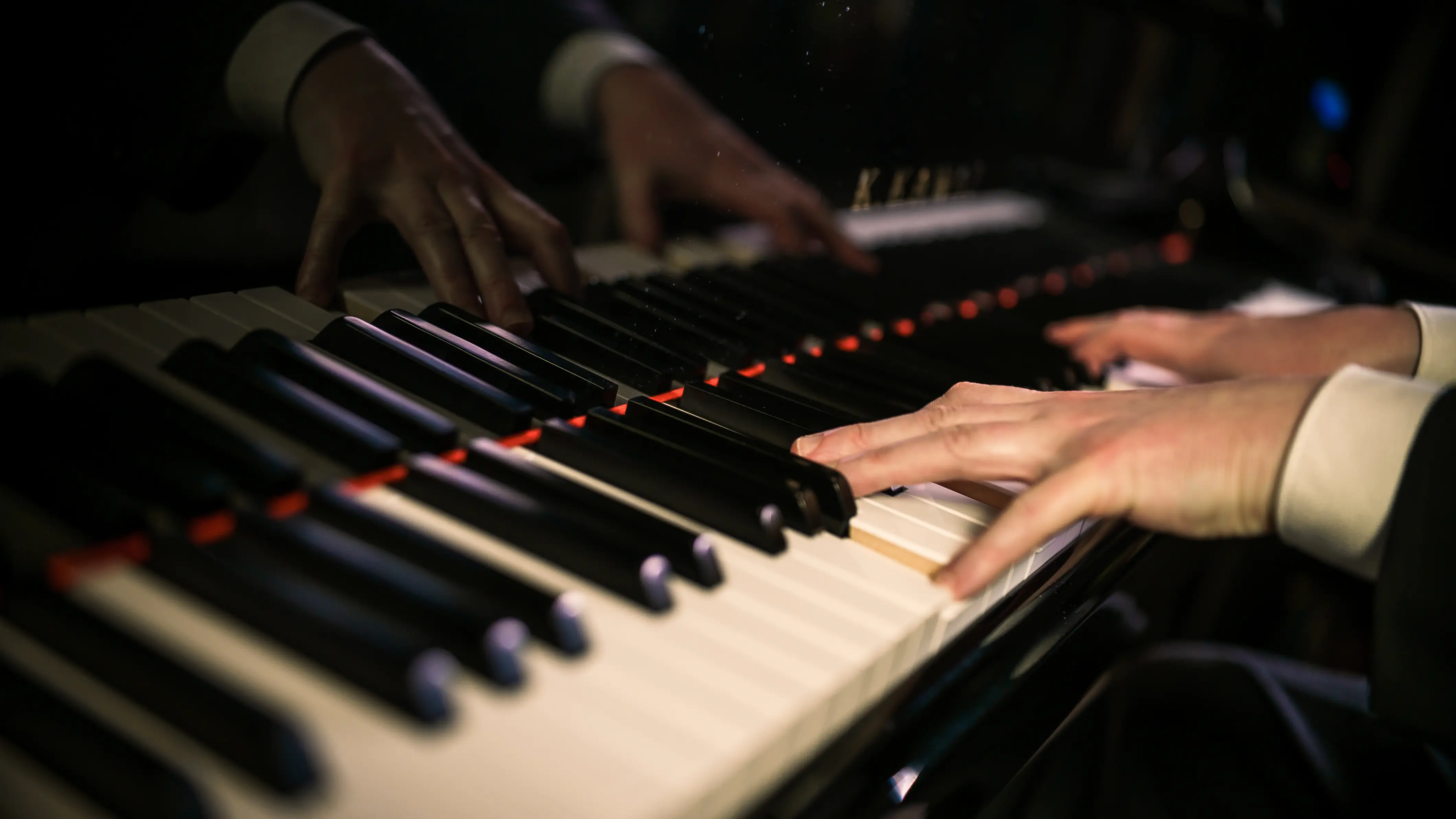 Hände am Klavier